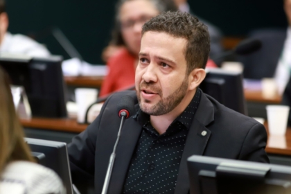 Projeto do deputado federal André Janones propõe isenção de pedágio para caminhoneiros