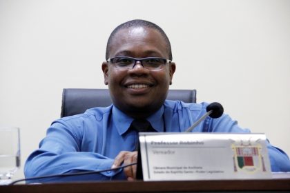 Vereador Professor Robinho solicita melhorias em vias e informações à Saúde