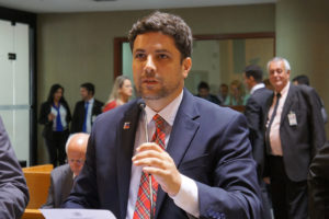 Carlos Von propõe transparência e clareza na isenção de taxas bancárias no Espírito Santo