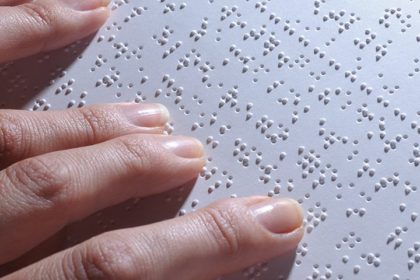 Comissão torna obrigatórias provas em braile e em Libras nos concursos públicos