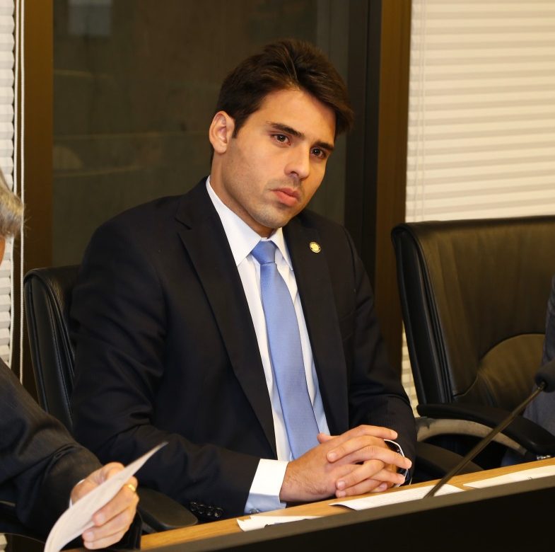 Aprovado PL do deputado João Paulo Costa, que antecipa lista de materiais escolares