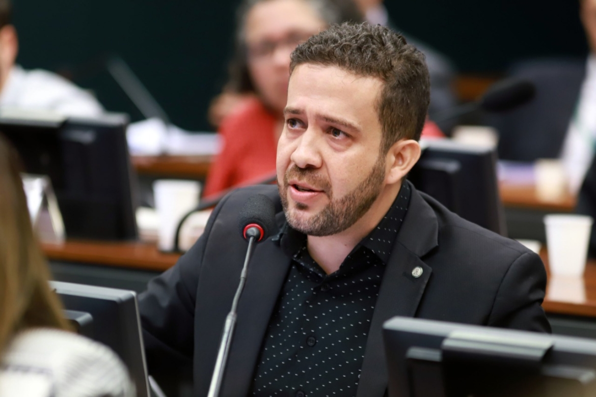 Projeto do deputado federal André Janones propõe isenção de pedágio para caminhoneiros