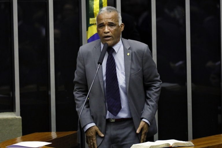 Proposta do deputado federal Pastor Sargento Isidório define regras para a saída de empresas estrangeiras do Brasil