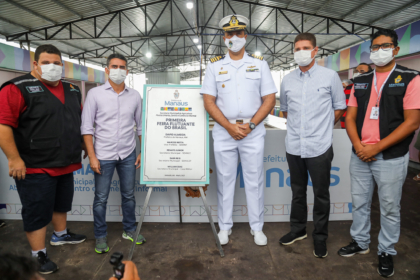 Primeira feira flutuante do Brasil é inaugurada pelo prefeito de Manaus, David Almeida
