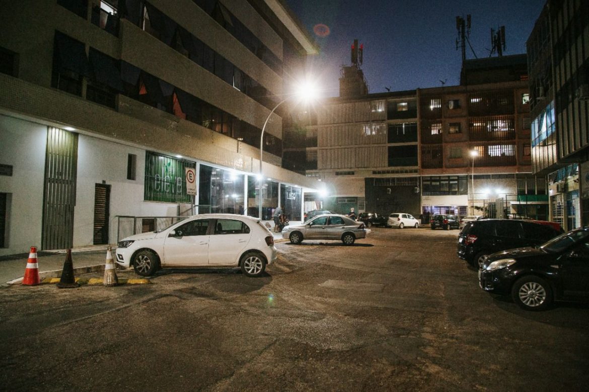 Quadras da Asa Norte, em Brasília, ganham novos postes de iluminação pública