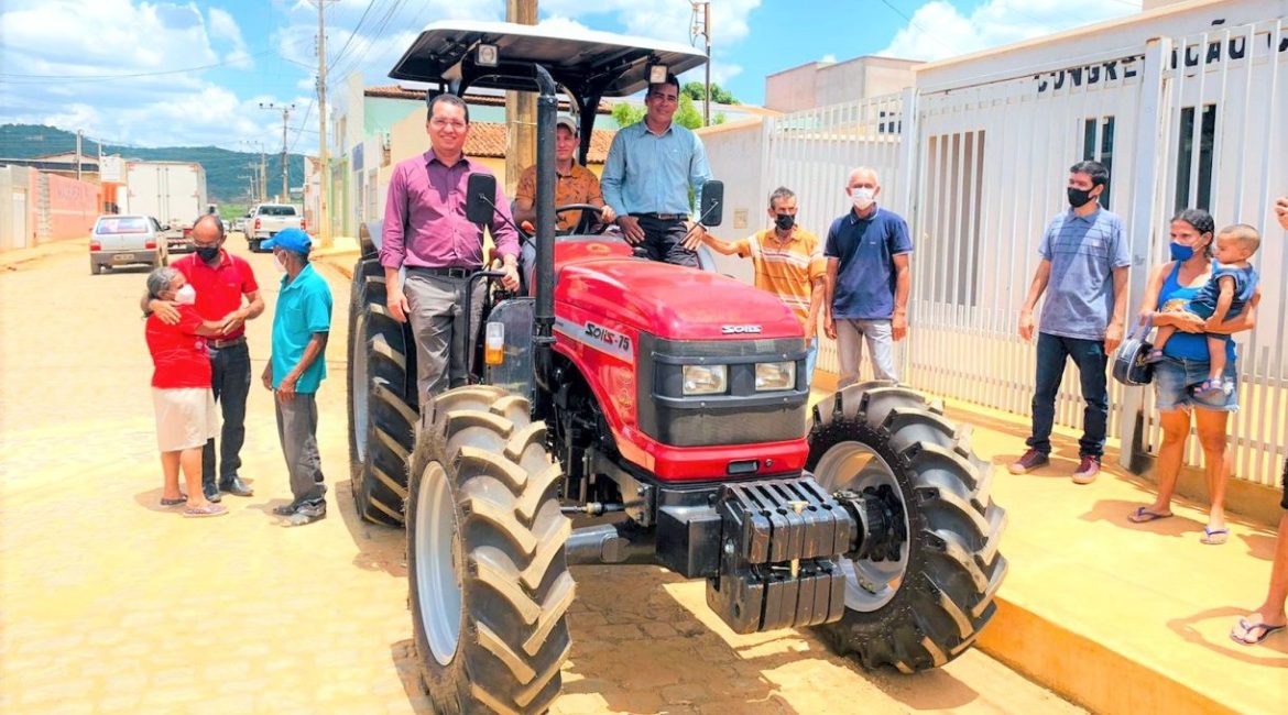 Deputado Tito realiza entregas  para a população de Barreiras e Wanderley