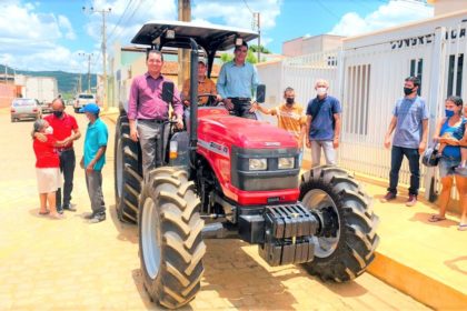Deputado Tito realiza entregas  para a população de Barreiras e Wanderley