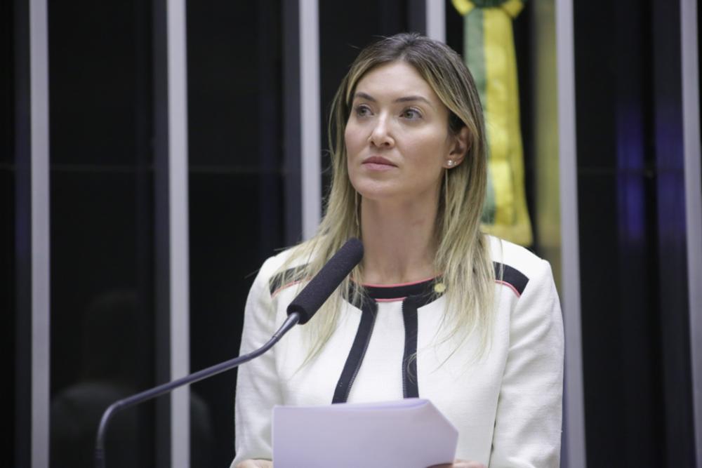 Projeto voltado para a proteção da mulher, de relatoria da deputada federal Greyce Elias, vira lei