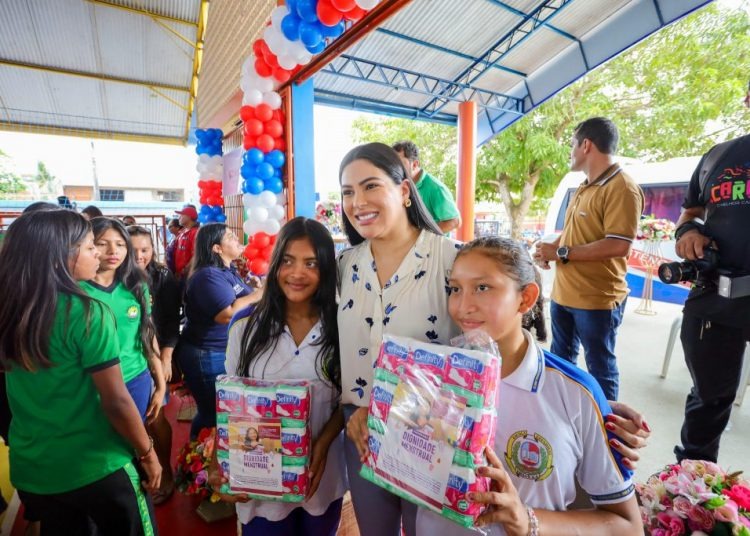 Mayra Dias participa de ação dos programas Crédito Rosa e Dignidade Menstrual em Parintins