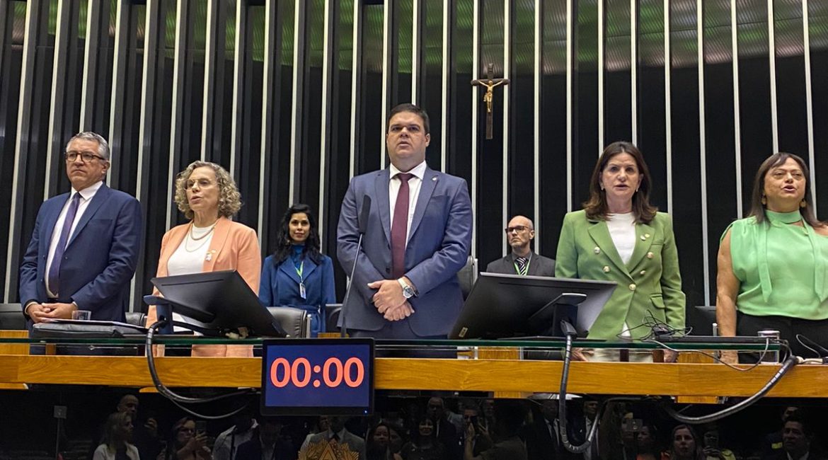 Deputado federal Bruno Farias preside sessão solene em homenagem a Enfermagem