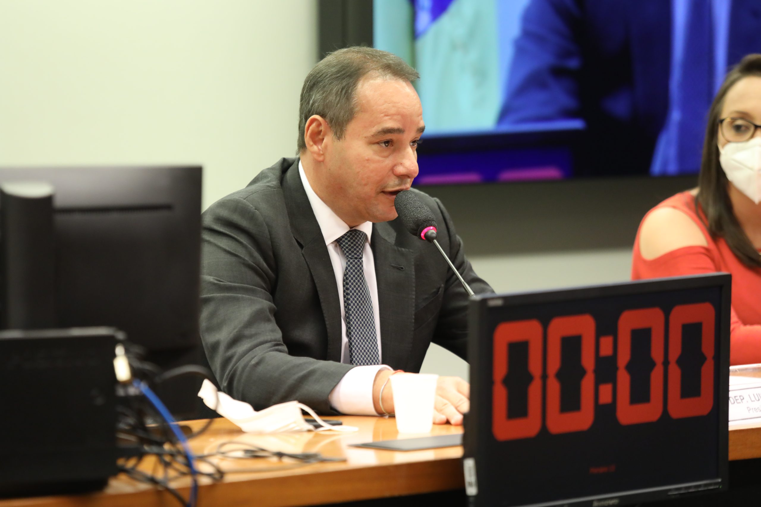 Projeto de Lei do Deputado Luis Tibé proíbe a prática abusiva de alimentos em aeroportos.