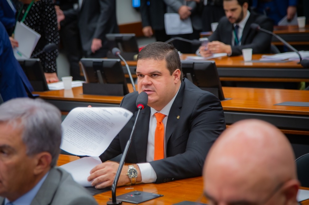 Deputado Bruno Farias Relata Projeto que Reconhece Terapia Assistida por Animais para Pessoas com TEA