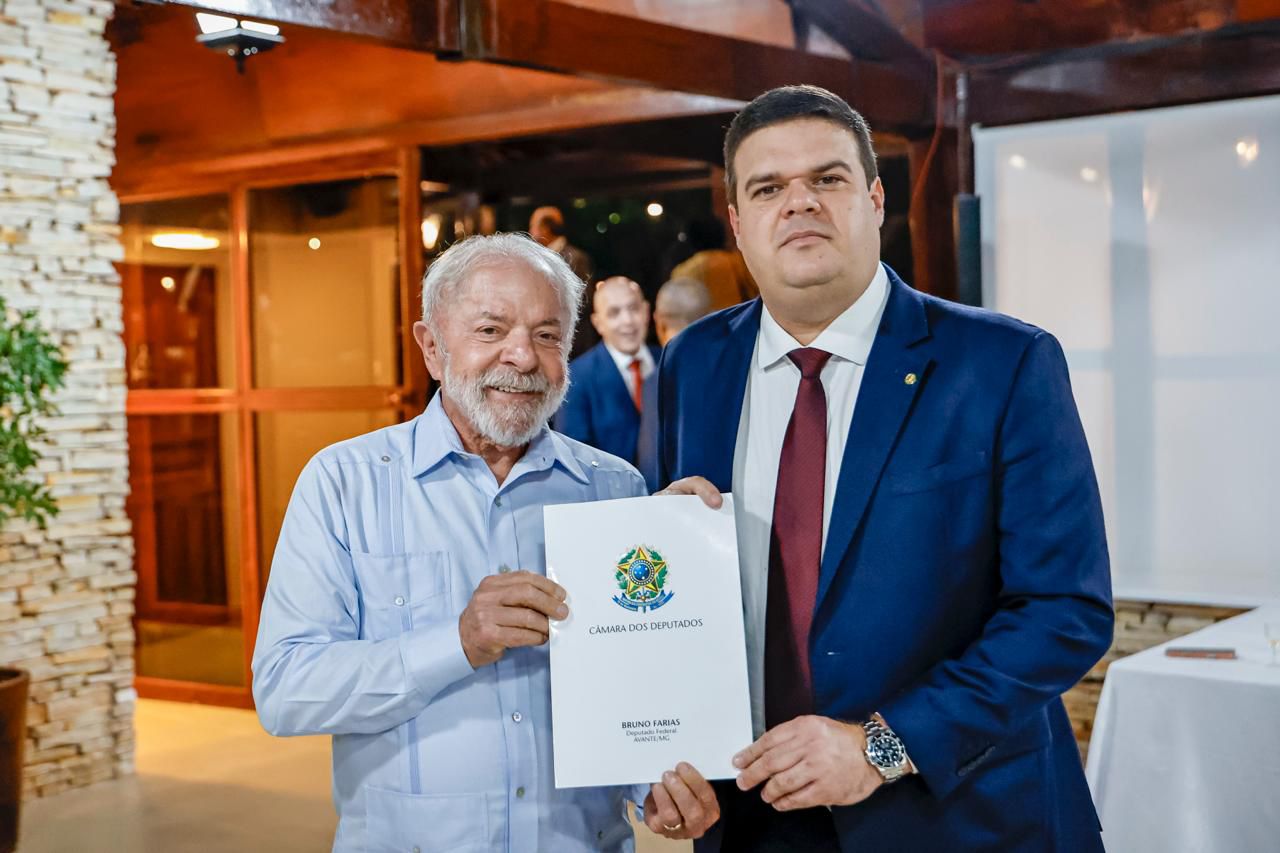 Deputado Bruno Farias entrega documento em defesa da Enfermagem ao presidente Lula