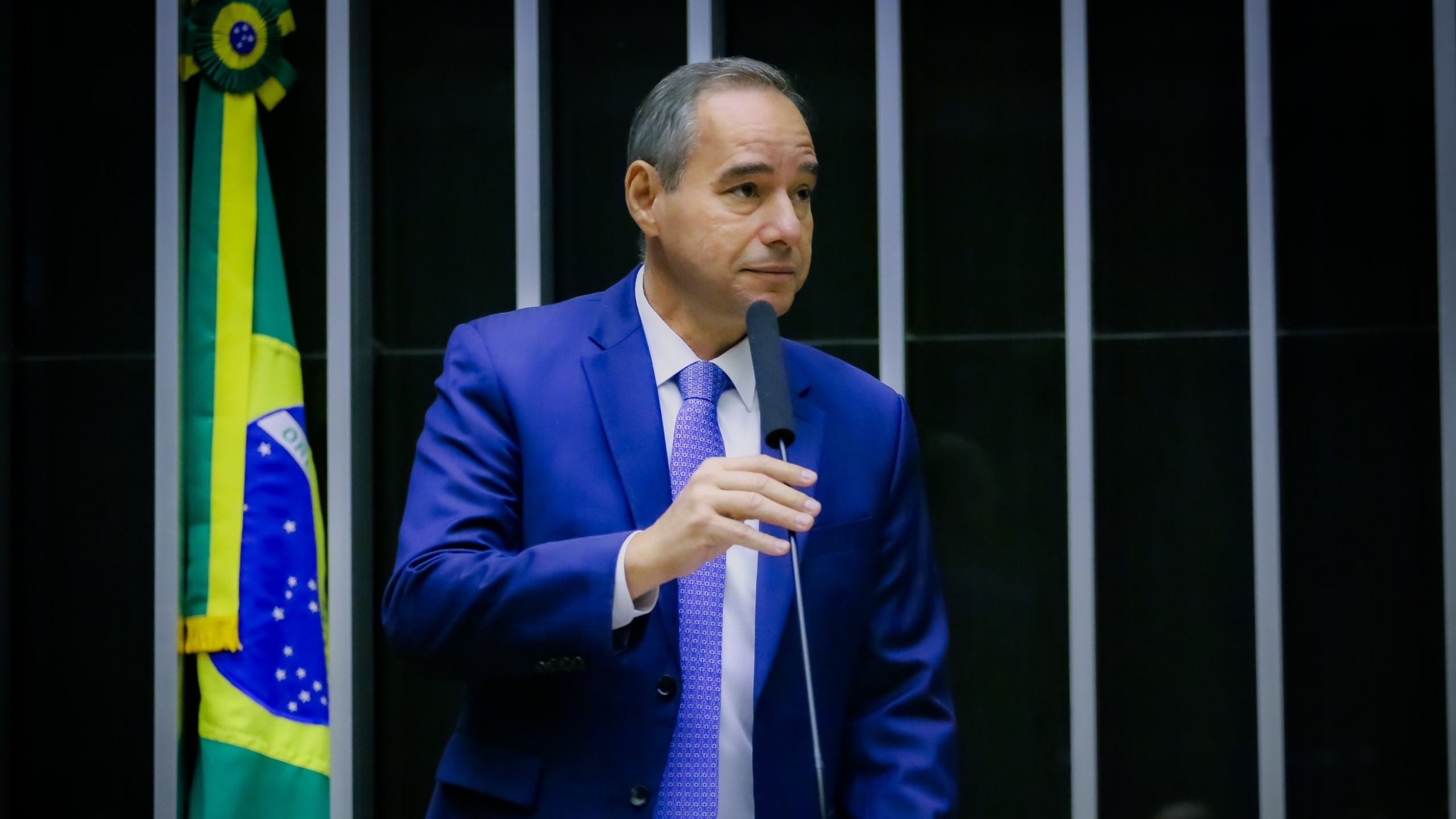 Projeto do deputado Luis Tibé que moderniza os semáforos de pedestres é aprovado na Câmara